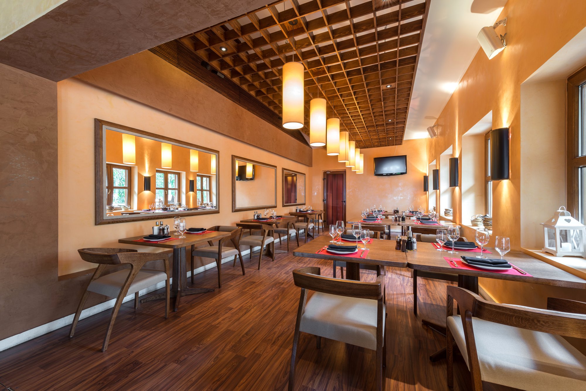Restaurants-Kitchens-Angled-Warm-Restaurant-With-Cylinder-Lights_S4_1